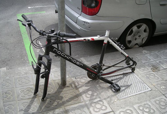 sinsillinOB ¡¿Quién roba los sillines de las bicis en Barcelona?!